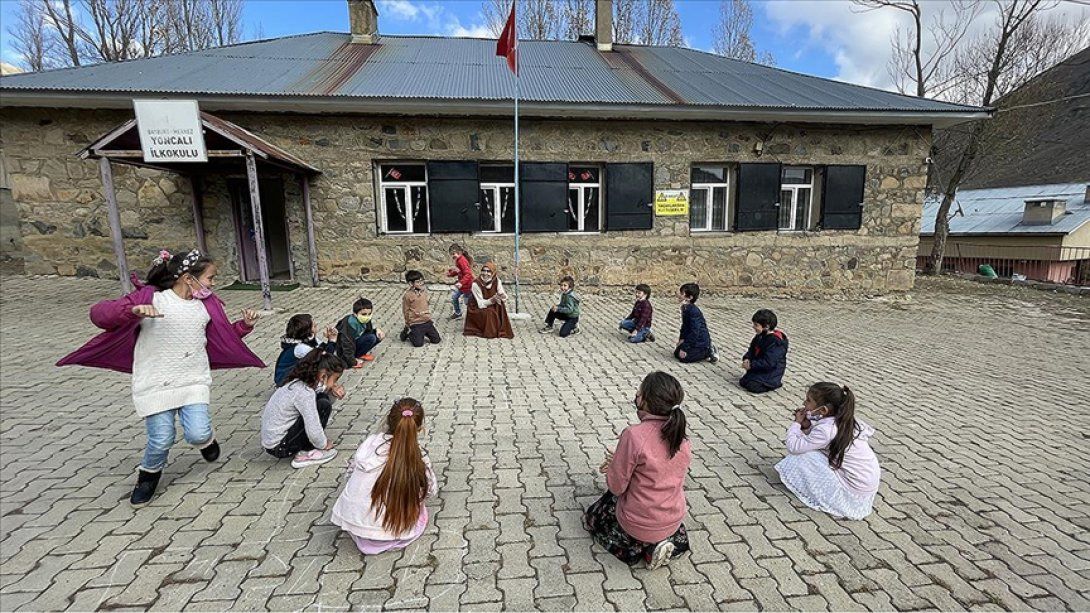 Bayburt'un dağ köyündeki okulda görevli sınıf öğretmeni Zahide Varlı, öğrencilerini eğitsel oyunlarla geleceğe hazırlıyor.