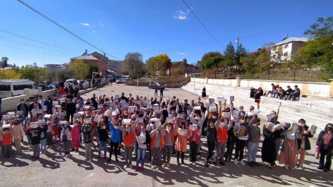 İsviçre Türk Diyanet Vakfından Akşar Genç Osman İlkokulu ve İmam Hatip Ortaokuluna 130 Tablet