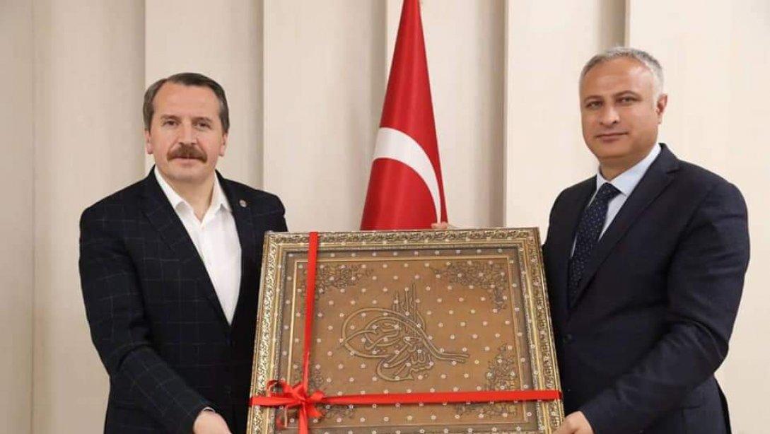 Memur-Sen ve Eğitim-Bir-Sen Genel Başkanı Ali Yalçın'dan Milli Eğitim Müdürümüz Cengiz Karakaşoğlu'na Ziyaret