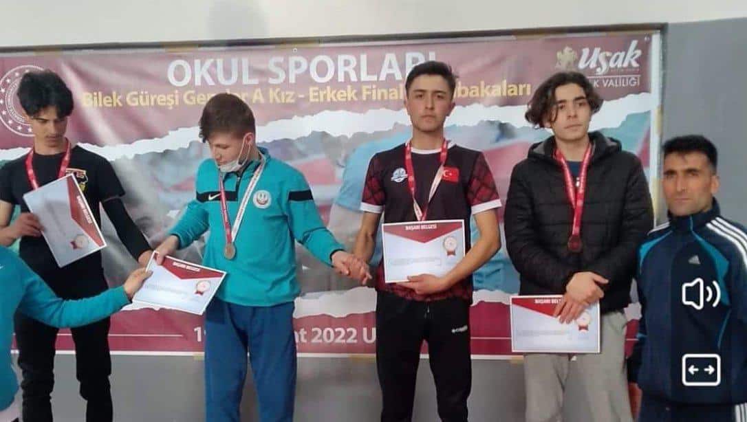 Bilek güreşi yarışmalarında Bayburt Mesleki ve Teknik Anadolu Lisesi öğrencimiz Ertuğrul Çankıroğlu Türkiye üçüncüsü
