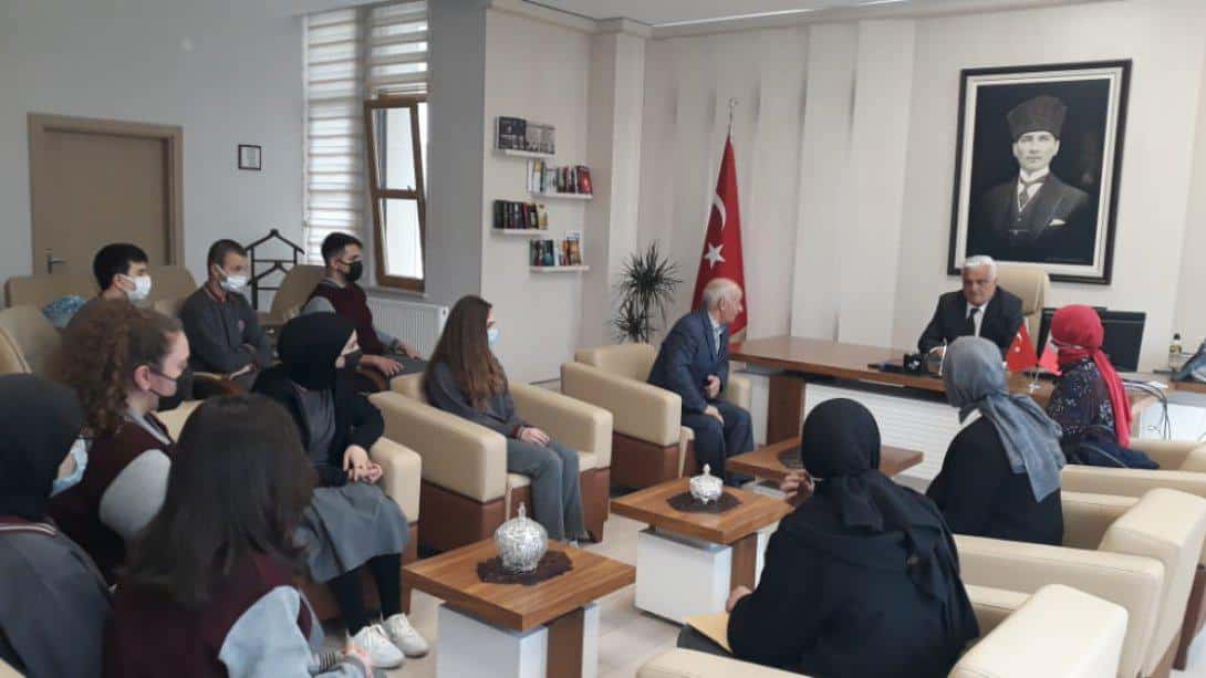 Milli İrade Anadolu Lisesi öğretmen ve öğrencileri Milli Eğitim Müdürümüz Sayın Ahmet Hakan TOMAR'ı ziyaret ederek 