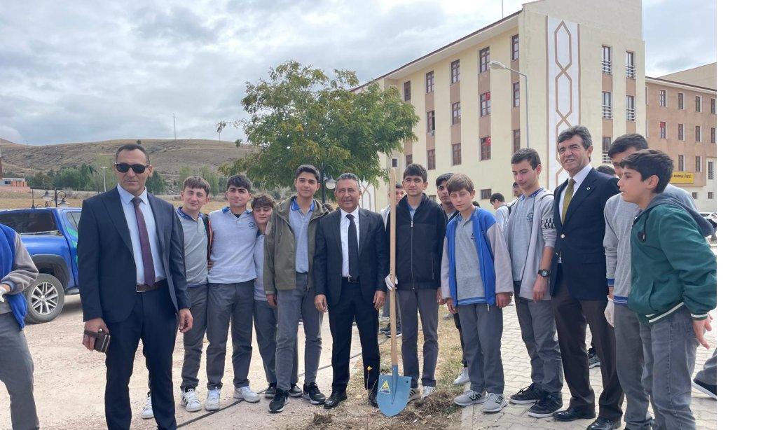 RAHMİ GÜNEY'DEN DÜNYA TEMİZLİK HAFTASI'NA DESTEK: BAYBURT MESLEKİ VE TEKNİK ANADOLU LİSESİ'NE ZİYARET